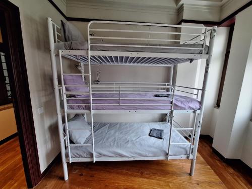 a bunk bed room with two bunk beds at Easy Host Porto in Porto