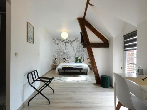 ein Schlafzimmer mit einem Bett und einem Stuhl in einem Zimmer in der Unterkunft Gîte Belhomert-Guéhouville, 4 pièces, 6 personnes - FR-1-581-113 in Belhomert-Guéhouville