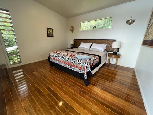 Una cama o camas en una habitación de Avocado Retreat