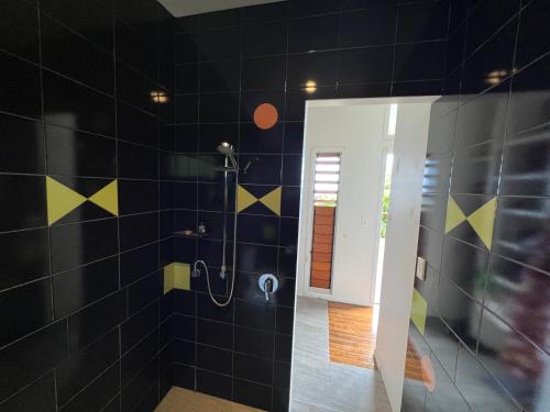 Un baño de Avocado Retreat