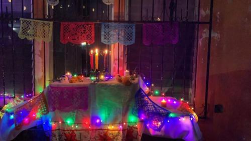 una mesa con luces de Navidad encima en Casa Terracota en Bacalar