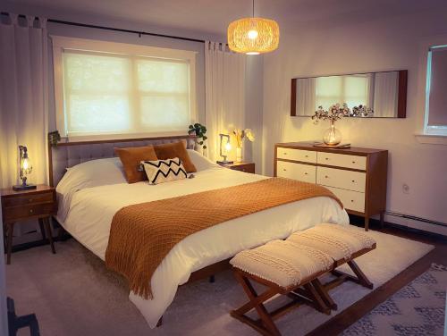 Posteľ alebo postele v izbe v ubytovaní Cheerful 4-Bedroom Lake Home with fireplace