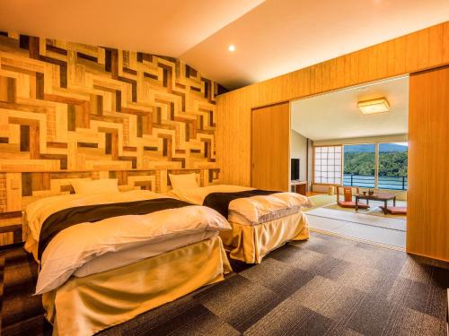 Yukai Resort Premium Enakyo Kokusai Hotel 객실 침대
