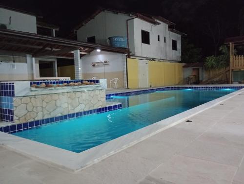 una piscina de agua azul por la noche en Loca da Lagosta, en Barra Grande