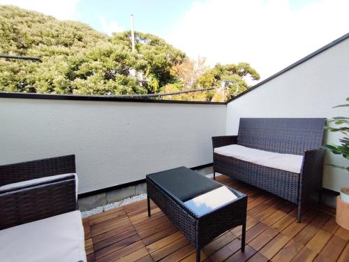 Ruang duduk di 江の島の頂上から海を眺める一棟ヴィラ 一組限定貸切 The ENOSHIMA Villa AO