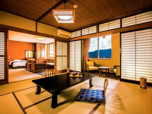 下呂的住宿－Yukai Resort Gero Saichoraku Bekkan，一间带桌子的客厅和一间卧室