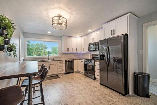 Una cocina o cocineta en Sunset Point-Riverfront,SwimSpa,Kayaks,30 Min ND