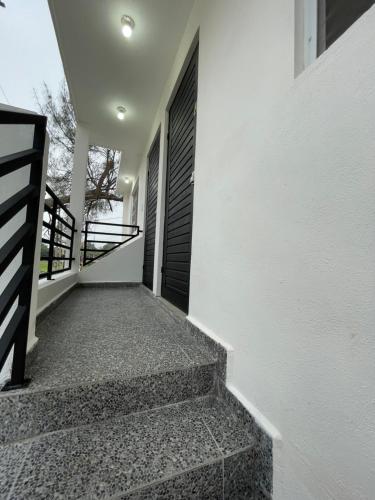 a stairway leading up to a building with a door at Departamentos Caracoles Miramar in Ciudad Madero