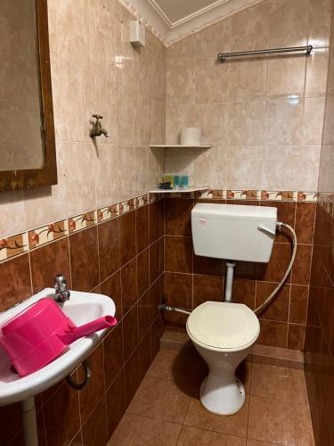 łazienka z toaletą i umywalką w obiekcie Big Dreams Double Story House w mieście Tanah Rata