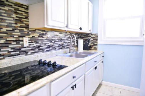 a kitchen with a sink and a counter top at Cozy apartment 3rd 10min Walk Downtown and City View in Providence