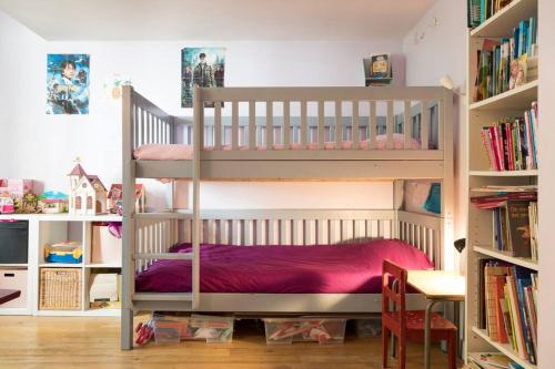 une chambre d'enfant avec un lit superposé et des étagères dans l'établissement TOWN HOUSE, WITH GARDEN AND PARKING, à Paris