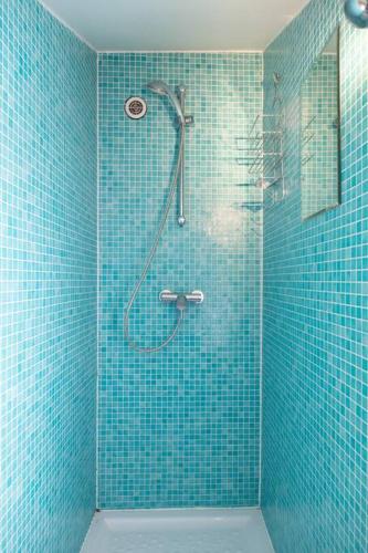une salle de bain avec douche aux carreaux bleus dans l'établissement TOWN HOUSE, WITH GARDEN AND PARKING, à Paris