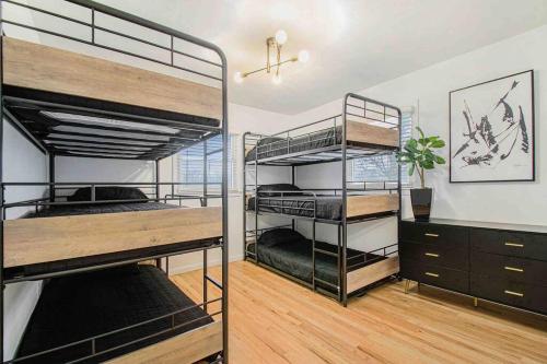 1 dormitorio con 2 literas y escritorio en Whitehouse Retreat!Heated Pool,Hot Tub,500MB WIFI, en Goshen