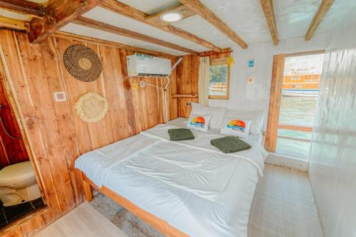 Postel nebo postele na pokoji v ubytování Boats Open Trip Komodo 3D2N