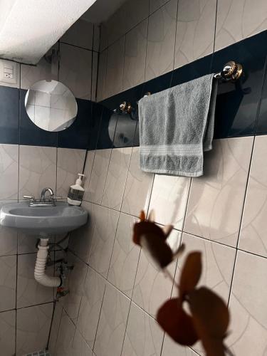 W łazience znajduje się umywalka i ręcznik. w obiekcie Departamento de Cantera w mieście Oaxaca