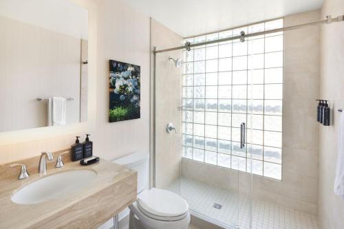 La salle de bains est pourvue de toilettes, d'un lavabo et d'une douche. dans l'établissement Sheraton Vancouver Wall Centre, à Vancouver