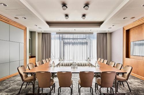 a conference room with a long table and chairs at Sheraton Poznan Hotel in Poznań