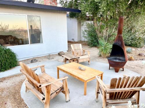 Ein Garten an der Unterkunft The Outpost Joshua Tree: Hot Tub, GameRoom, JTNP
