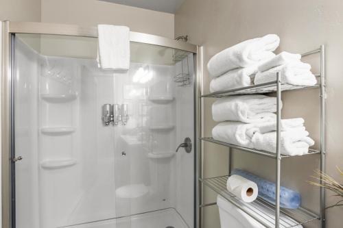 Bilik mandi di The Yellowstone Hideaway Unit B