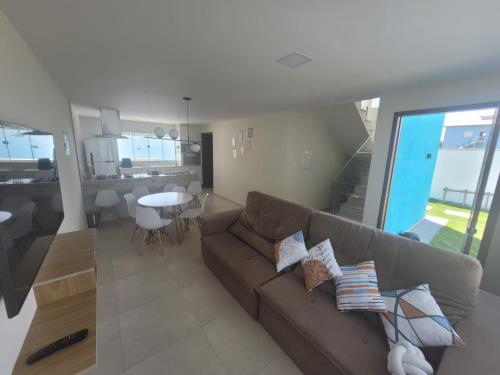 a living room with a couch and a table at Casa de Praia - Búzios in Búzios