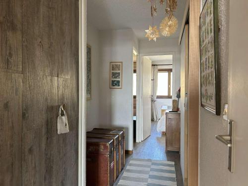 - un couloir avec une chambre dans l'établissement Appartement cosy à Montgenèvre, 6 pers. - Proche centre, pistes et commerces, Parking, Garage. - FR-1-330D-134, à Montgenèvre