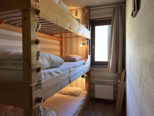 - une chambre avec 2 lits superposés dans une cabine dans l'établissement Appartement cosy à Montgenèvre, 6 pers. - Proche centre, pistes et commerces, Parking, Garage. - FR-1-330D-134, à Montgenèvre