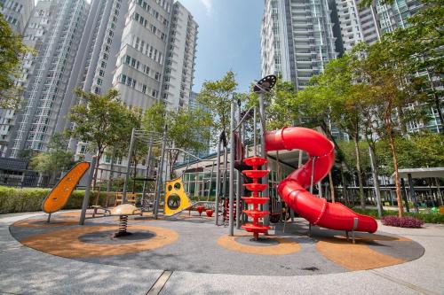 un parque infantil en una ciudad con un tobogán en KidsVille Slide Family Oasis JB Medini Legoland Malaysia en Nusajaya