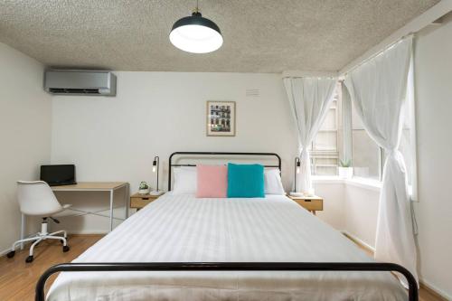 Un pat sau paturi într-o cameră la City Style steps to Emporium and Melbourne Central