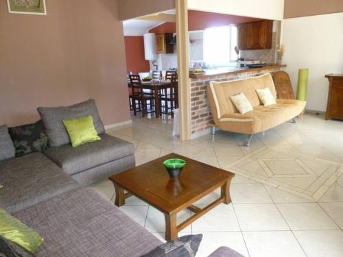 uma sala de estar com dois sofás e uma mesa em TAMPON - Villa au calme,Vue Panoramique, SPA,SAUNA em Le Tampon