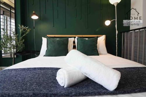 Ένα ή περισσότερα κρεβάτια σε δωμάτιο στο Cozy Duplex Studio near Kuala Lumpur next to LRT Train Station