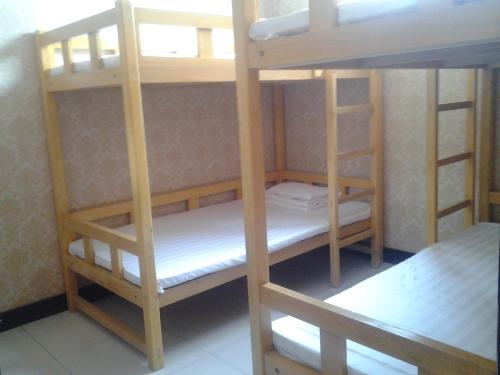 a couple of bunk beds in a room at Pingyao Jiaxin Guesthouse in Pingyao