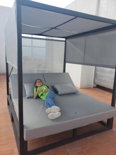 - un petit enfant dormant sur un lit superposé dans l'établissement Hermoso departamento, wifi, gimnasio, parking., à Mexico