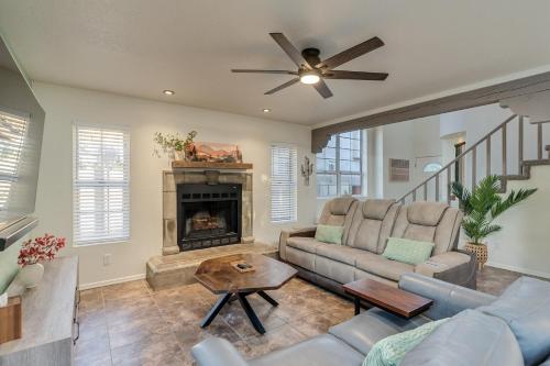 uma sala de estar com um sofá e uma lareira em Desert Sage House, Pool, 75in TV, Kids Living Area em Tucson