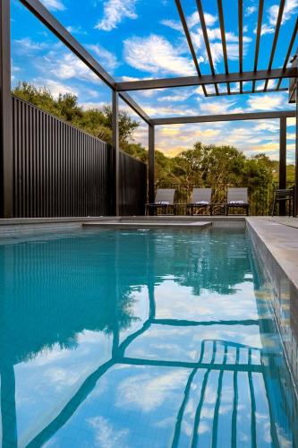 La alberca dentro o cerca de Rye Back Beach Pool House