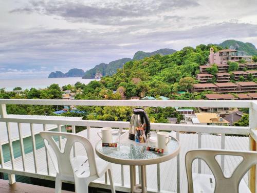 - une table sur un balcon avec vue sur l'eau dans l'établissement Blue View House Phi Phi, sur les Îles Phi Phi