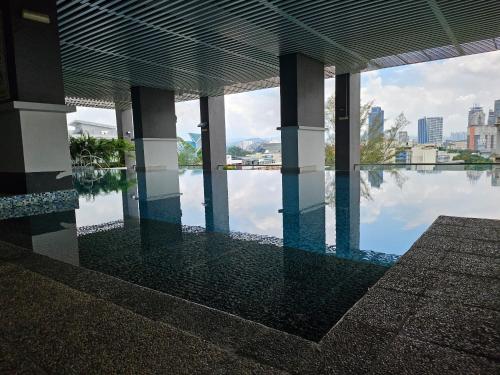 - une vue sur la piscine d'eau dans un bâtiment dans l'établissement Downtown Chill, à Kuala Lumpur