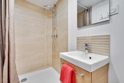 y baño con lavabo y ducha. en Studio mezzanine 3-4 pers tout équipé Paris WIFI - R9 en Montreuil