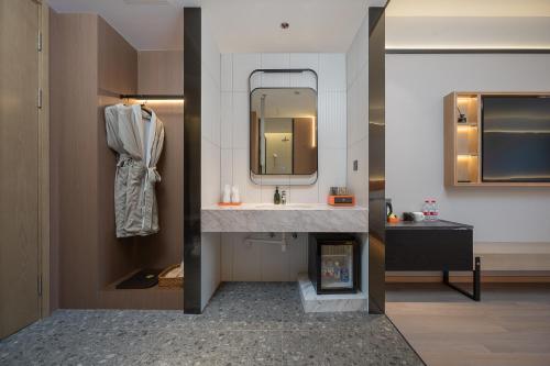 y baño con lavabo y espejo. en YueSen Yizhi Hotel, en Dazhou