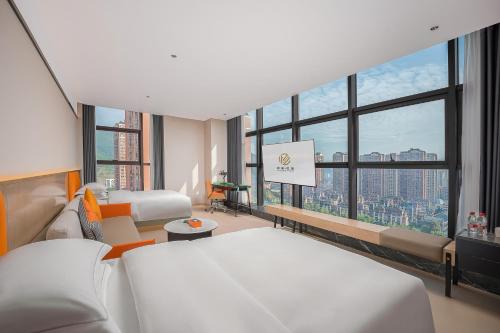 YueSen Yizhi Hotel في داتشو: غرفة فندقية بسريرين ونافذة كبيرة