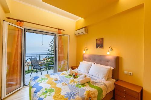 een slaapkamer met een bed en uitzicht op de oceaan bij Butterfly Appartments in Barbati