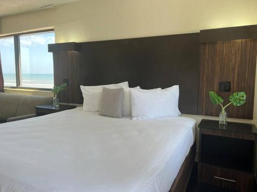 - une chambre avec un grand lit blanc et une vue sur l'océan dans l'établissement Relaxing Waterside Retreat-110, à Daytona Beach