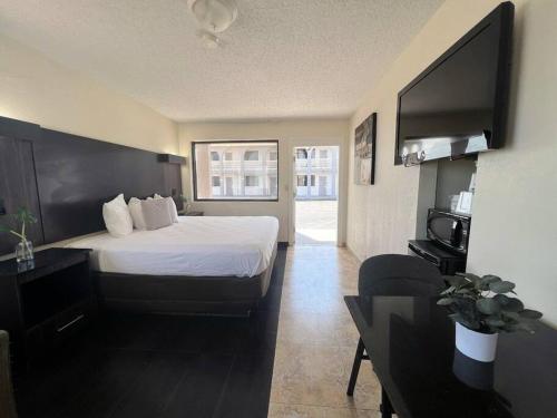 une chambre d'hôtel avec un lit et un salon dans l'établissement Relaxing Waterside Retreat-110, à Daytona Beach