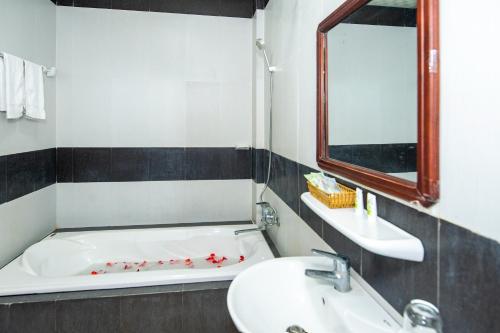 A bathroom at Khanh Vy Hotel