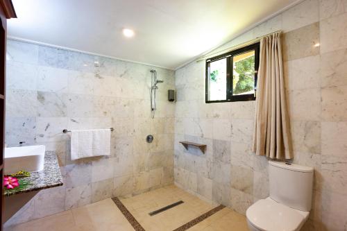 Un baño de Chalets Cote Mer