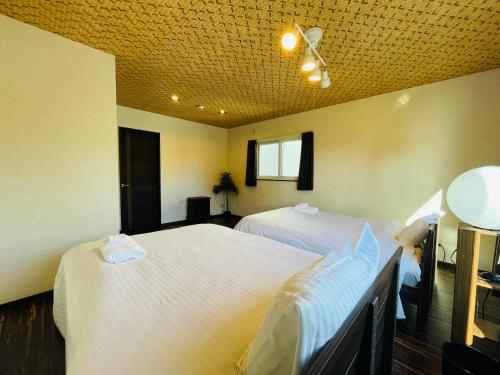 Postel nebo postele na pokoji v ubytování Niseko Hotel KIRAKU KOU 車利用にオススメ ニセコ駅 各スキー場迄車で約15分