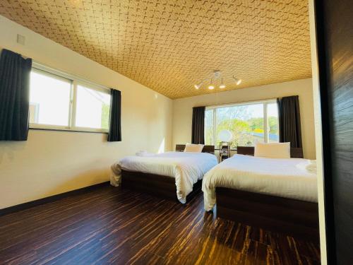 Postel nebo postele na pokoji v ubytování Niseko Hotel KIRAKU KOU 車利用にオススメ ニセコ駅 各スキー場迄車で約15分