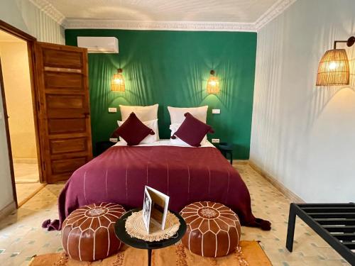 een slaapkamer met een groot bed en een groene muur bij RIAD SHANAM Location Privative in Marrakesh