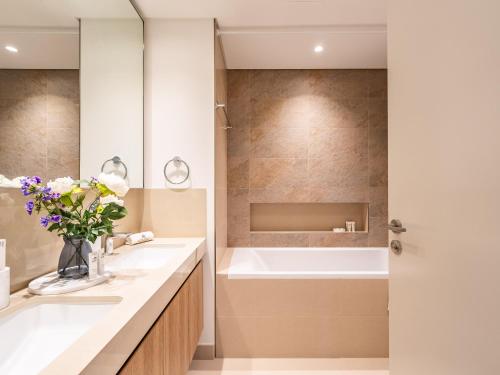 La salle de bains est pourvue d'une baignoire et d'un lavabo. dans l'établissement Phenomenal 2Br in Downtown Views II, à Dubaï