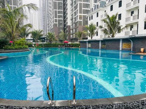 a swimming pool in the middle of a building at Homestay Smart - Vinhomes Tu Liem Ha Noi in Hanoi