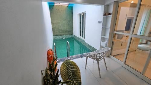 トリバンドラムにあるAmritham Holidays Homestay Trivandrumの家の中庭のプール
